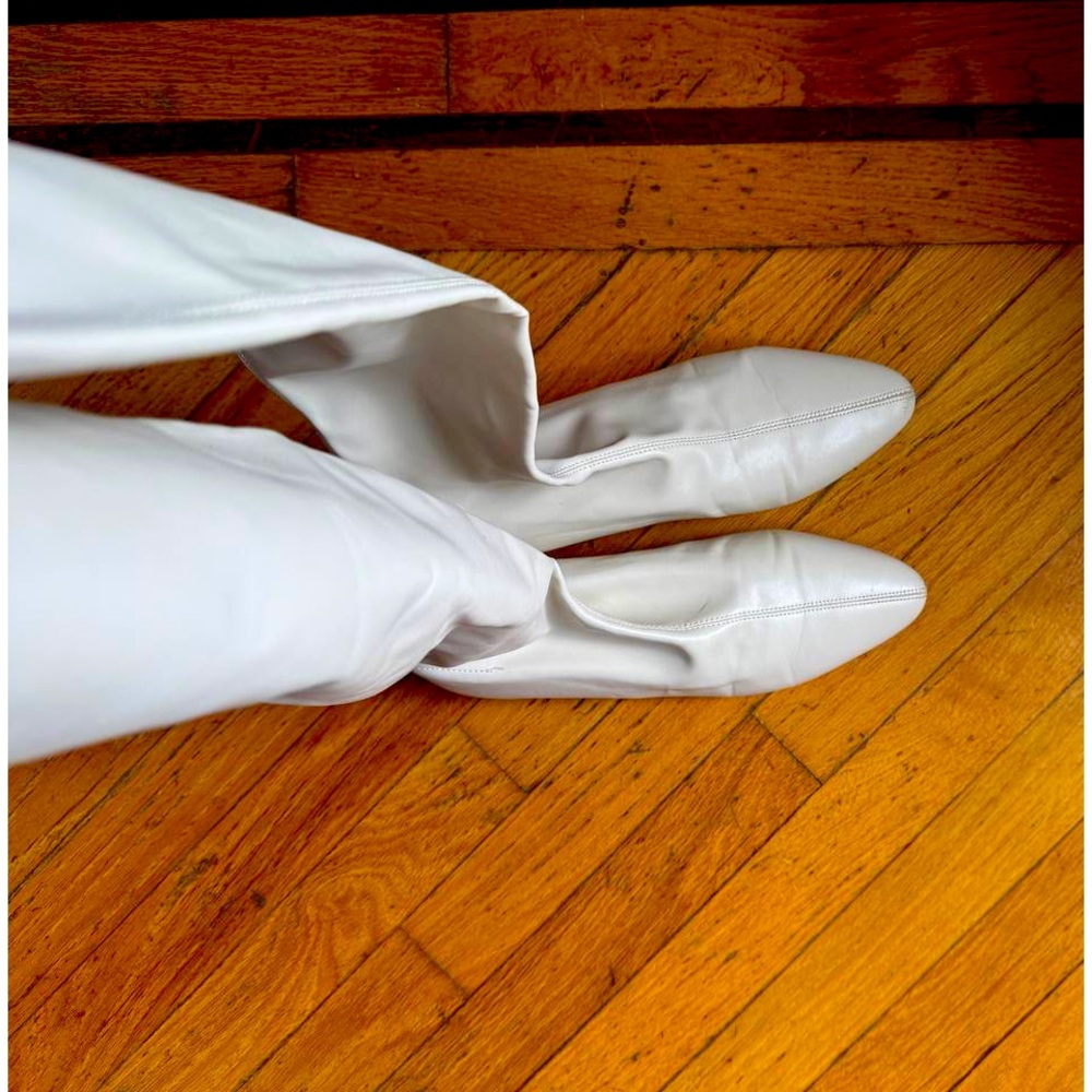 White Over-the-Knee Flat Boots - Sleek Minimalist Style US 10 / EU 41